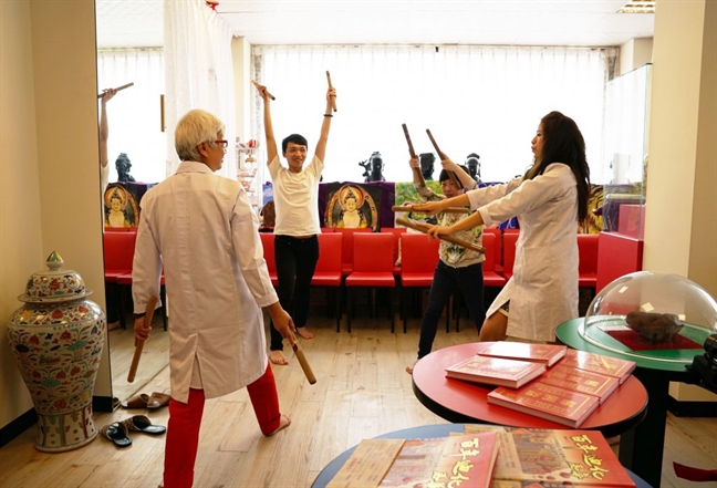 Người[-]thích[-]massage[-]bằng[-]dao[-]có[-]tâm[-]lý[-]không[-]bình[-]thường